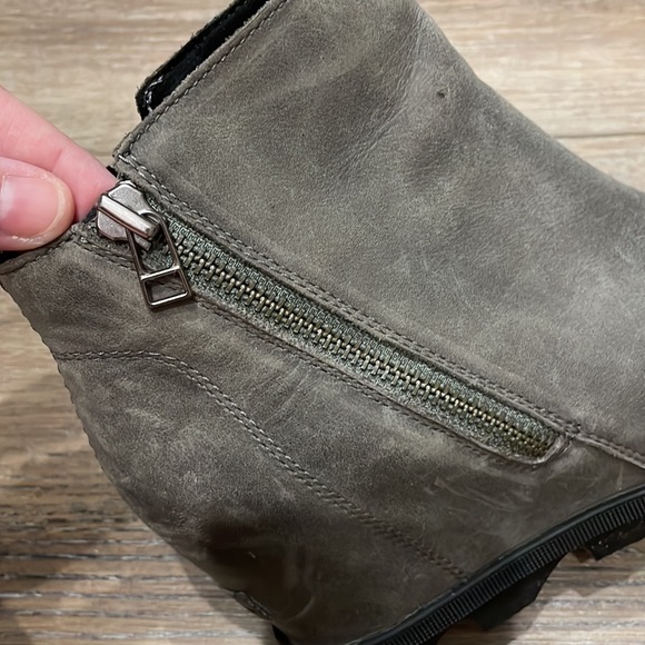 Sorel Ankle Boots Style Joan of Arctic Wedge Ankle Bootie! Grey Leather, Size 9! - Picture 9 of 11